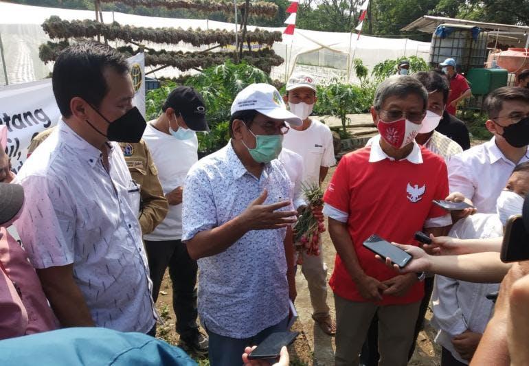 Together with Jababeka to provide farming lands for people affected by the pandemic and visited by the minister of ATR/BPN Sofyan Djalil at the first harvest